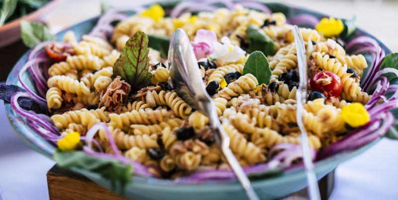Pasta italiana fusilli con verduras y atún