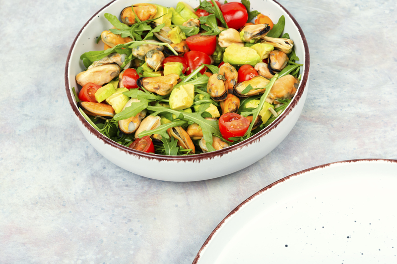 Ensalada de mejillones con aguacate, rúcula y tomates cherry